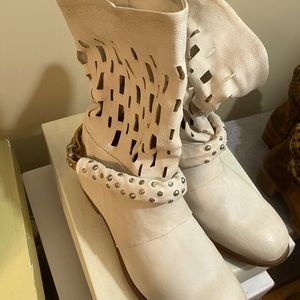 Beautiful leather laser cut bootie’s. 8 1/2-9